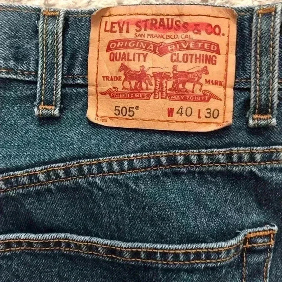 Vintage Levi’s 505 Mens 40x30 Medium Wash Blue Jeans Bootcut flaws on leg, tags - Picture 4 of 7